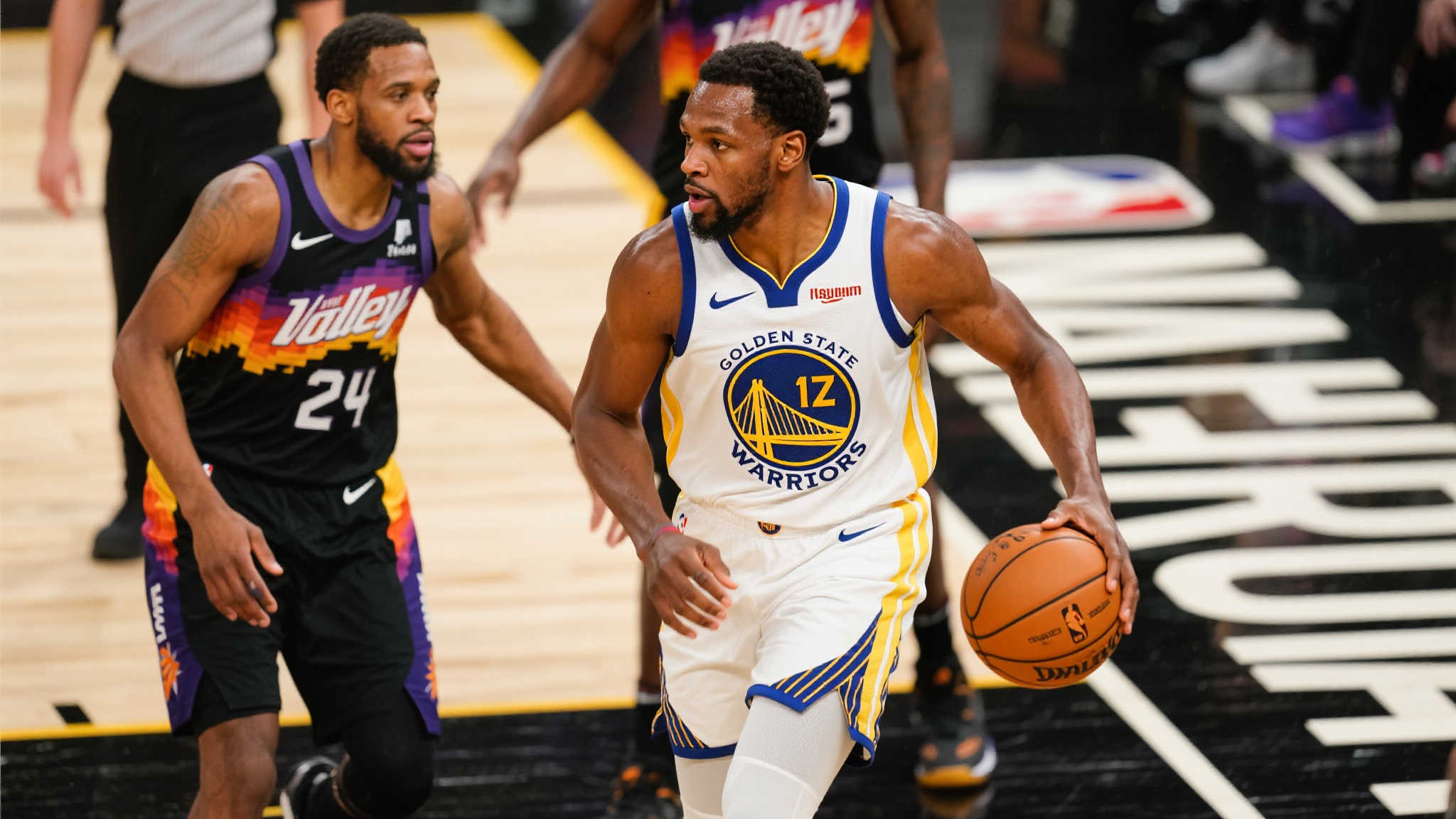 詹姆斯再迎喜讯！湖人重磅交易亮相，三换一引进年度最佳防守球员，西部格局将变